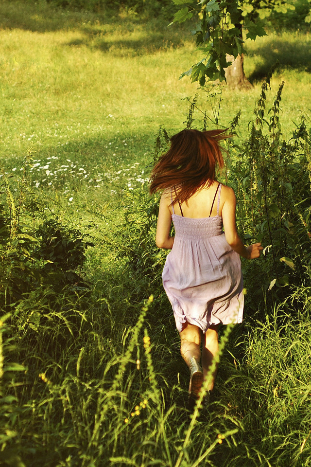 Девушка в траве со спины. Девушка убегает. Красивая девушка убегает. Фотосессия на траве.