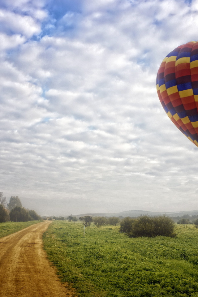 Воздушный шар на дороге. Воздушные шары в поле. Воздушный шар в поле. Дорога с воздушным шаром. Воздушный шар над полем.