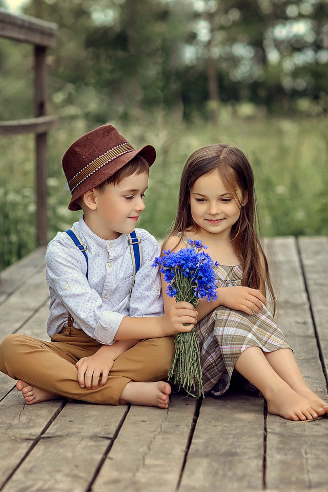 Маленькая девочка любит мальчика. Мальчик дарит девочке цветы. Дружба мальчика и девочки. Мальчик и девочка друзья. Дети мальчик и девочка.
