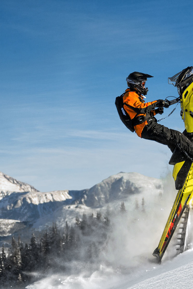 Снегоход Summit в горах