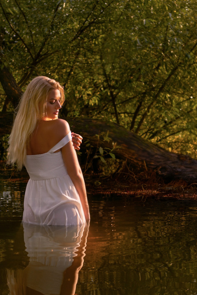 Блондинка у реки. Красивые девушки у реки. Красивые блондинки на природе. Красивые девушки на речке. Красивые девушки река