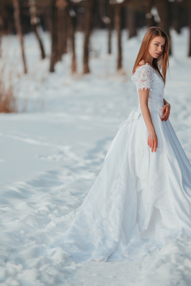 Белые платья зима. Платье зимой. Фотосессия зимой в платье. Зима в белоснежном платье. Девушка в белом платье на снегу.