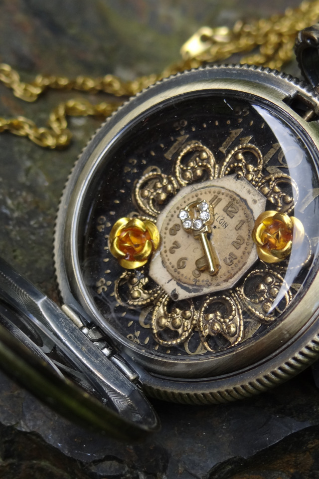 Часы. Часы на цепочке фэнтези. Часы на цепочке с драгоценными камнями. Каменные наручные часы. Что значит камни в часах