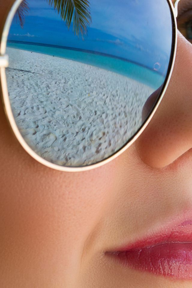 Фото отражение в очках. Девушка в солнцезащитных очках. Отражение в очках девушки. Отражение в солнечных очках. Отражение в очках море.