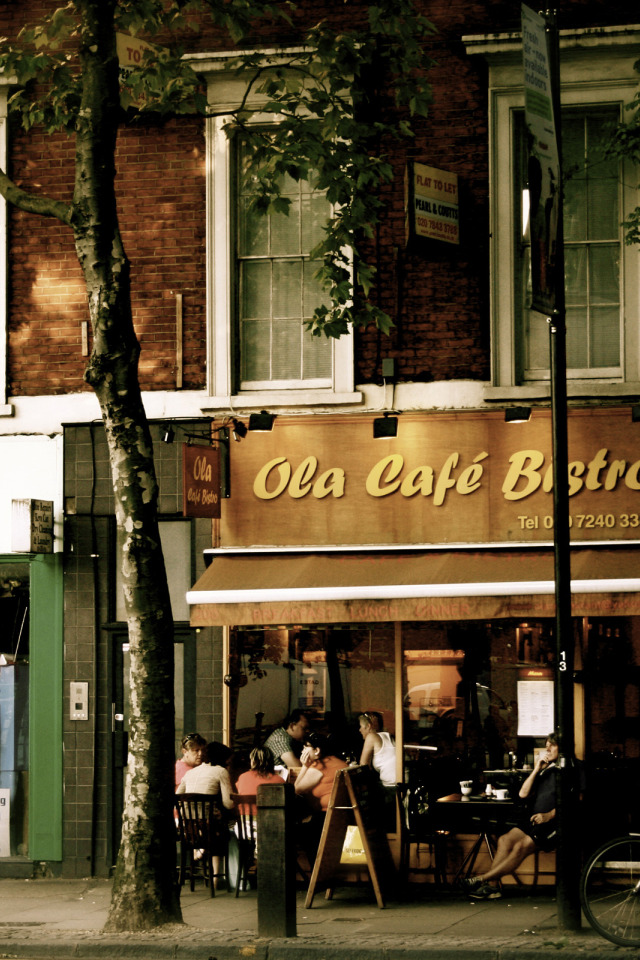 Кафе на улице на телефон. Лондон улицы кафе. Кафе на улице. Американские кафешки. Кофейня в Лондоне.