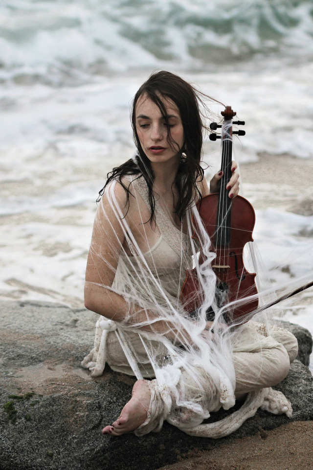 Девушка скрипка море. Скрипачка на море. Девушка со скрипкой во льдах.