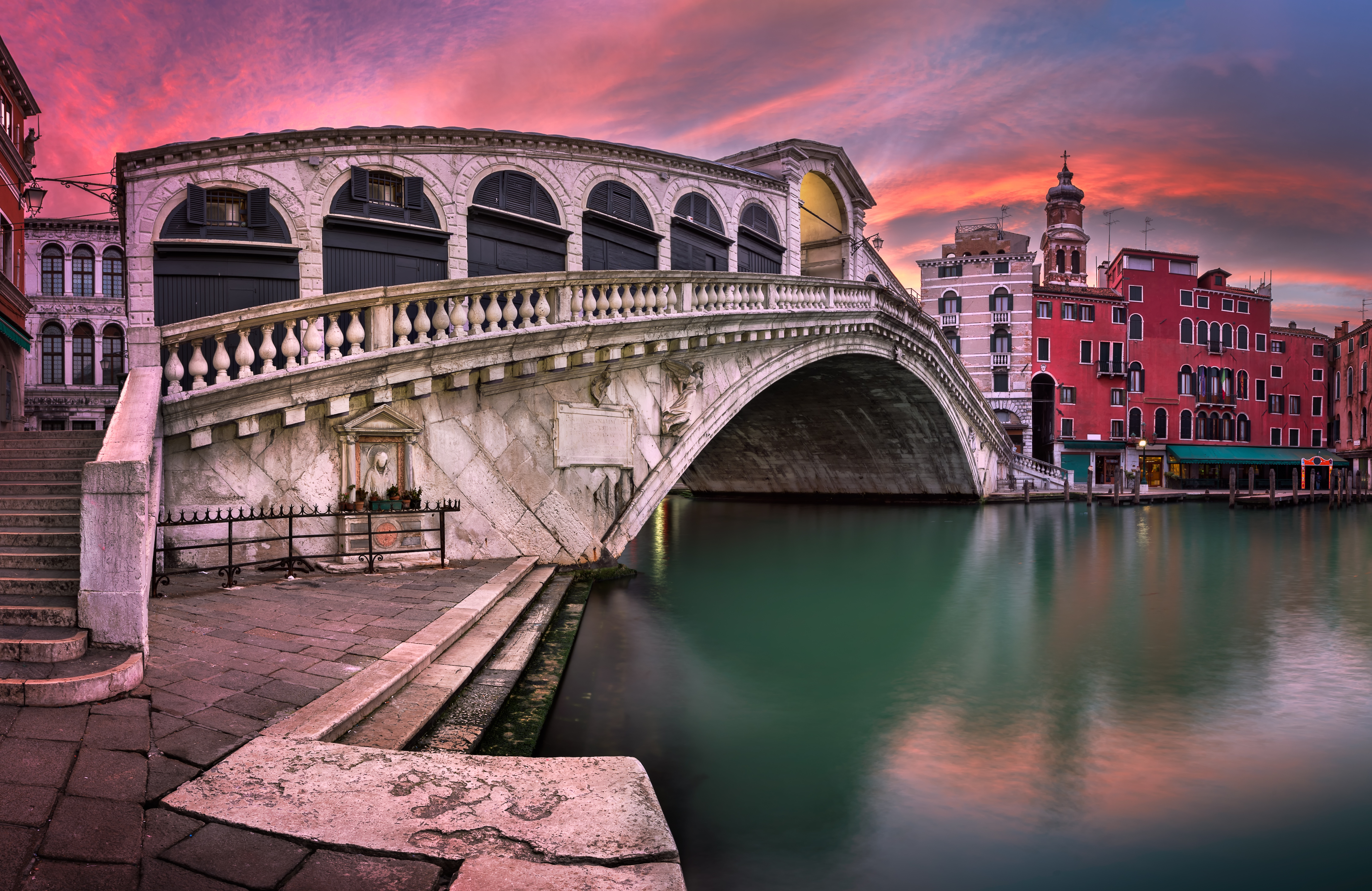 Италия каменный мост. Мост Риальто Венеция. Мост Риальто Венеция панорама. Архитектура Венеции мост Риальто. Риалто в Италии.