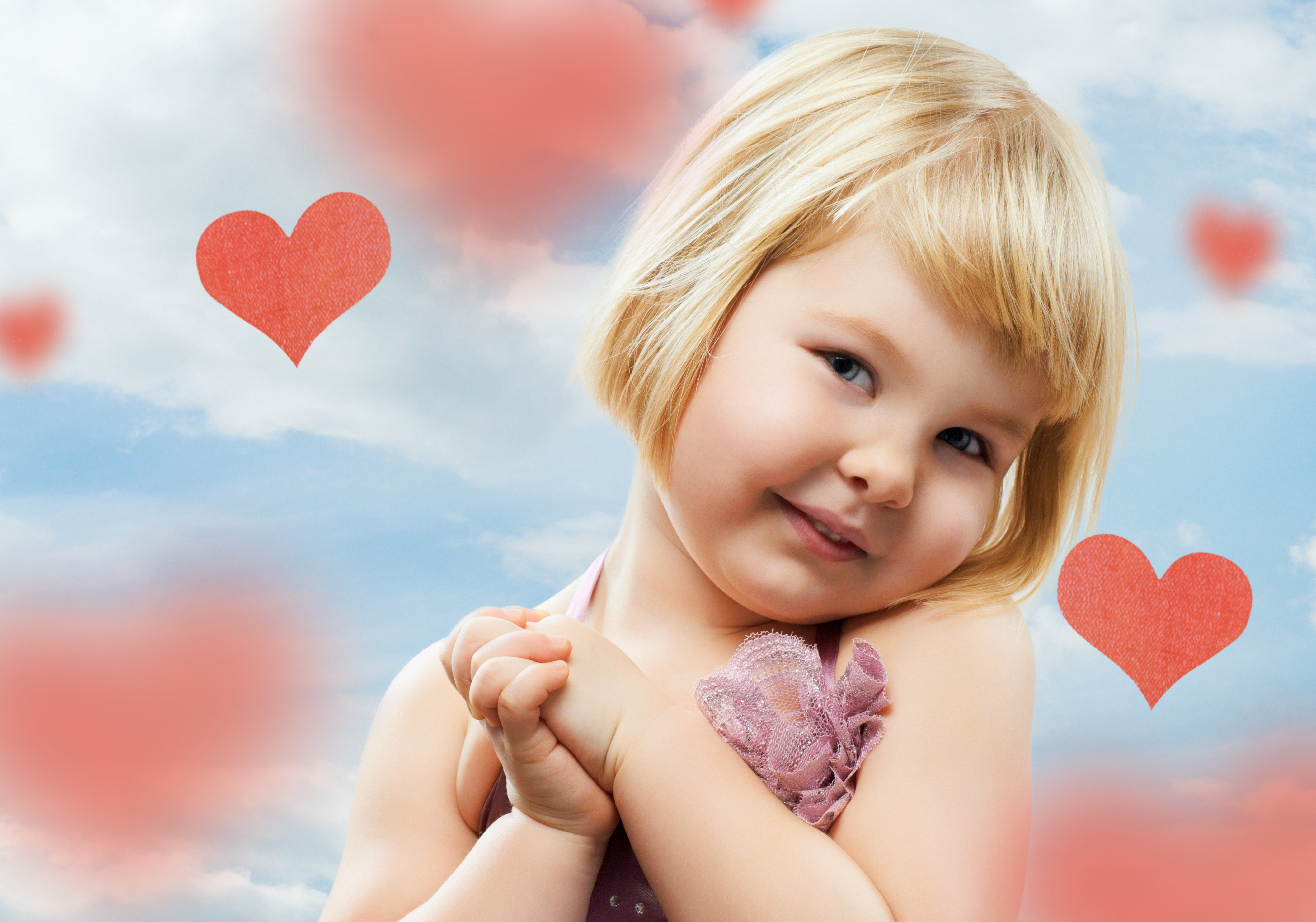 Я люблю маленьких девочек. Девочка с сердечком. Счастливый ребенок. Воздушный поцелуй. Сердечки для детей.