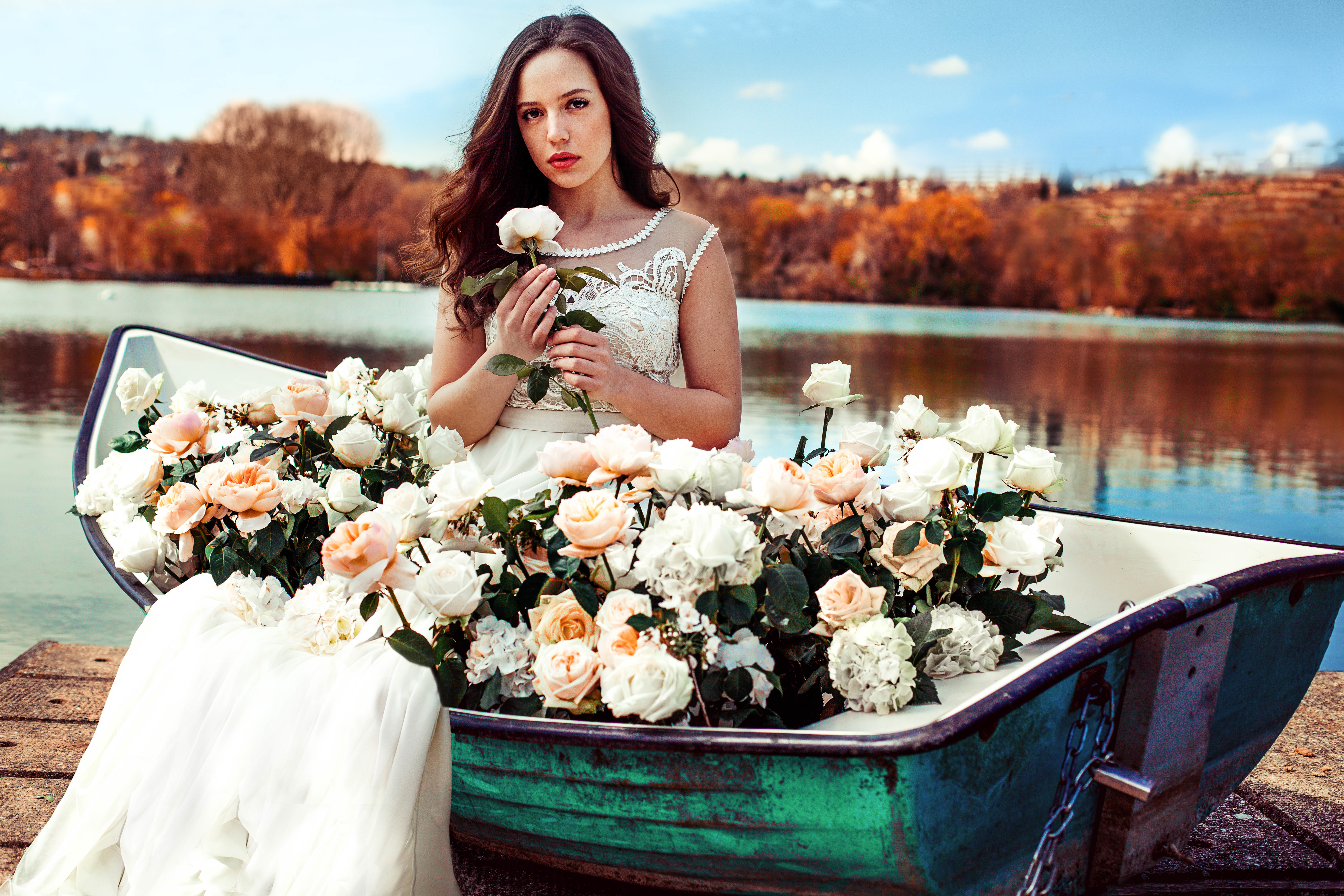 Розы красивые женщины. Девушка в лодке. Девушка с цветами. Фотосессия в лодке. Фотосессия в лодке девушка.