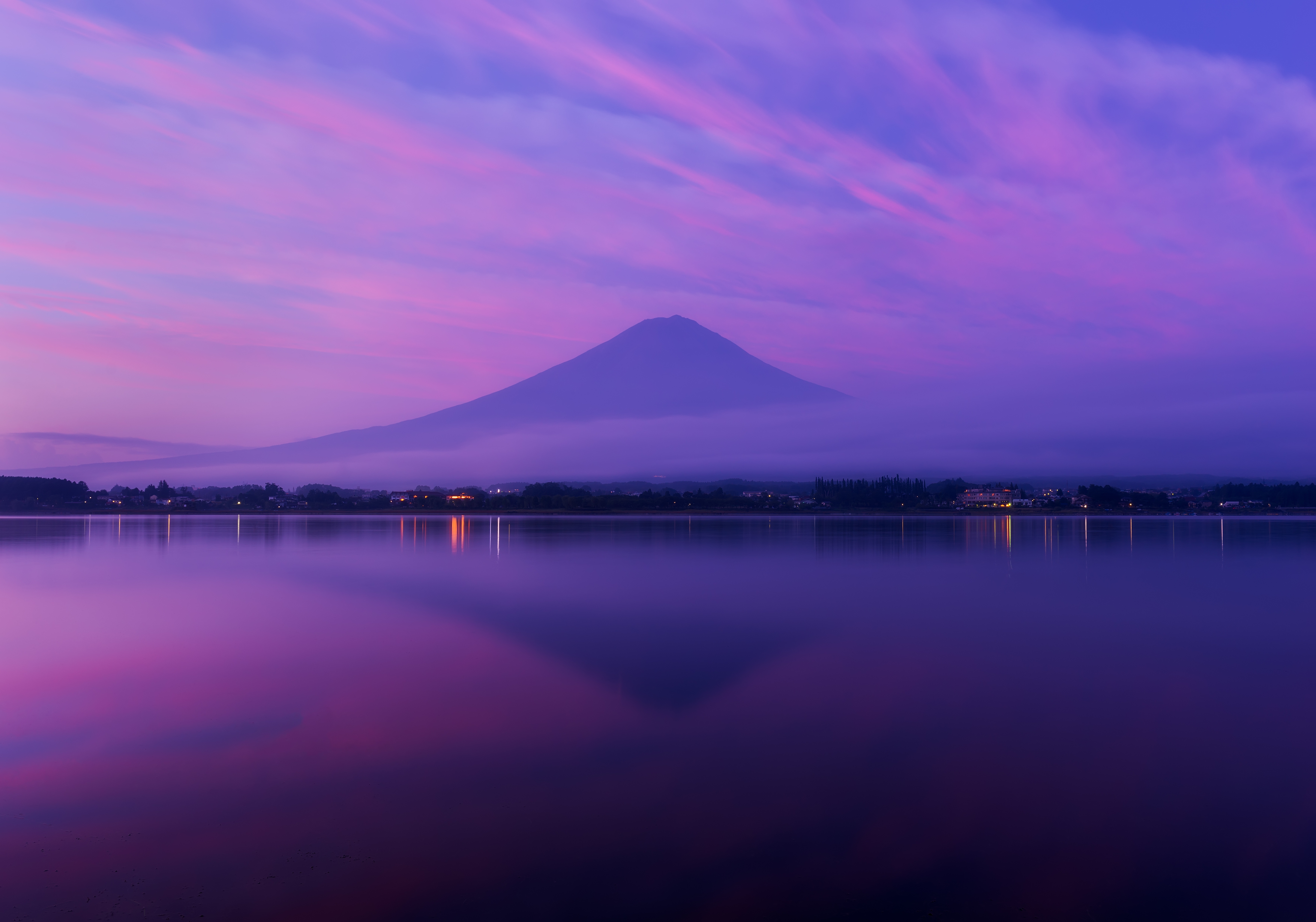 Малиновое небо япония. Вулкан Фудзияма. Остров Фуджи Япония. Озеро Хонсю. Гора Фудзияма в Японии.