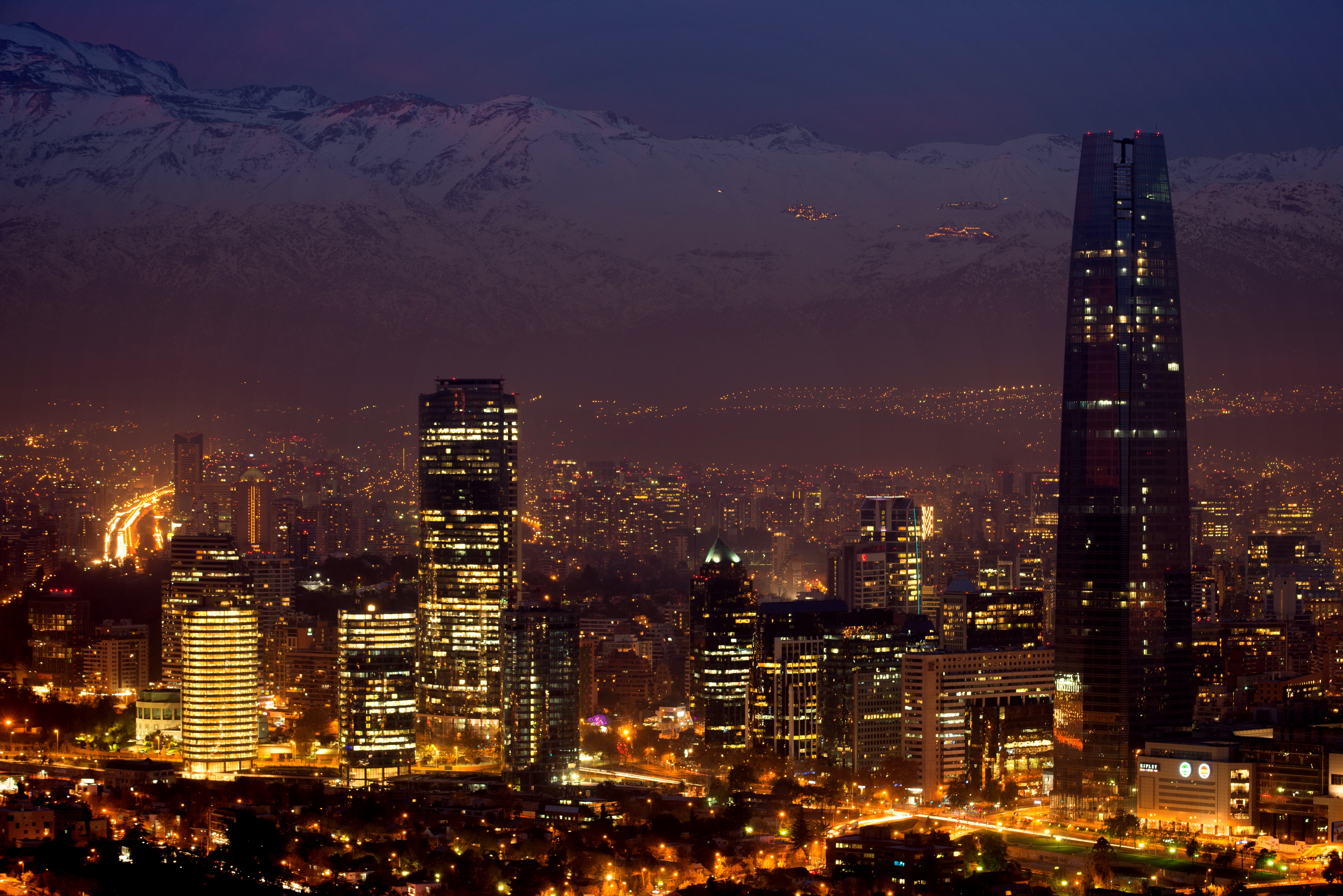 Чили день ночь. Сантьяго де Чили. Сантьяго де Чили ночью. Столица Чили Сантьяго. Сантьяго де Чили фото города.