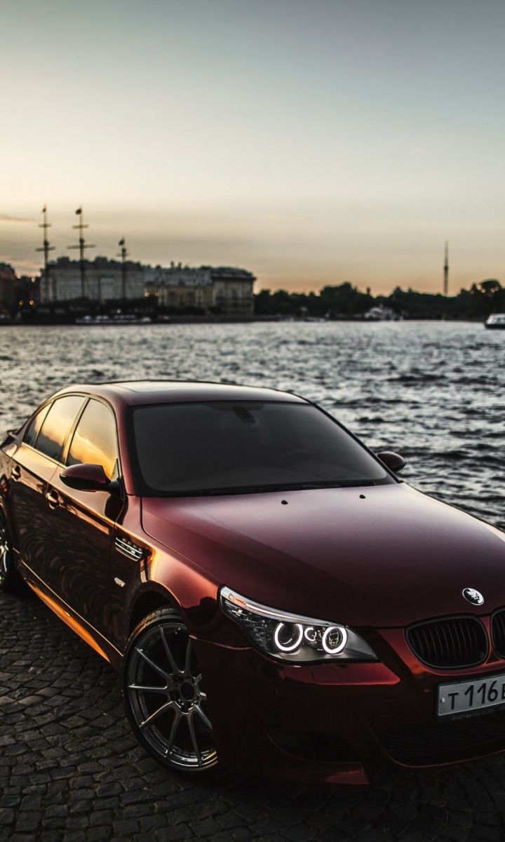 BMW m5 ярко красный