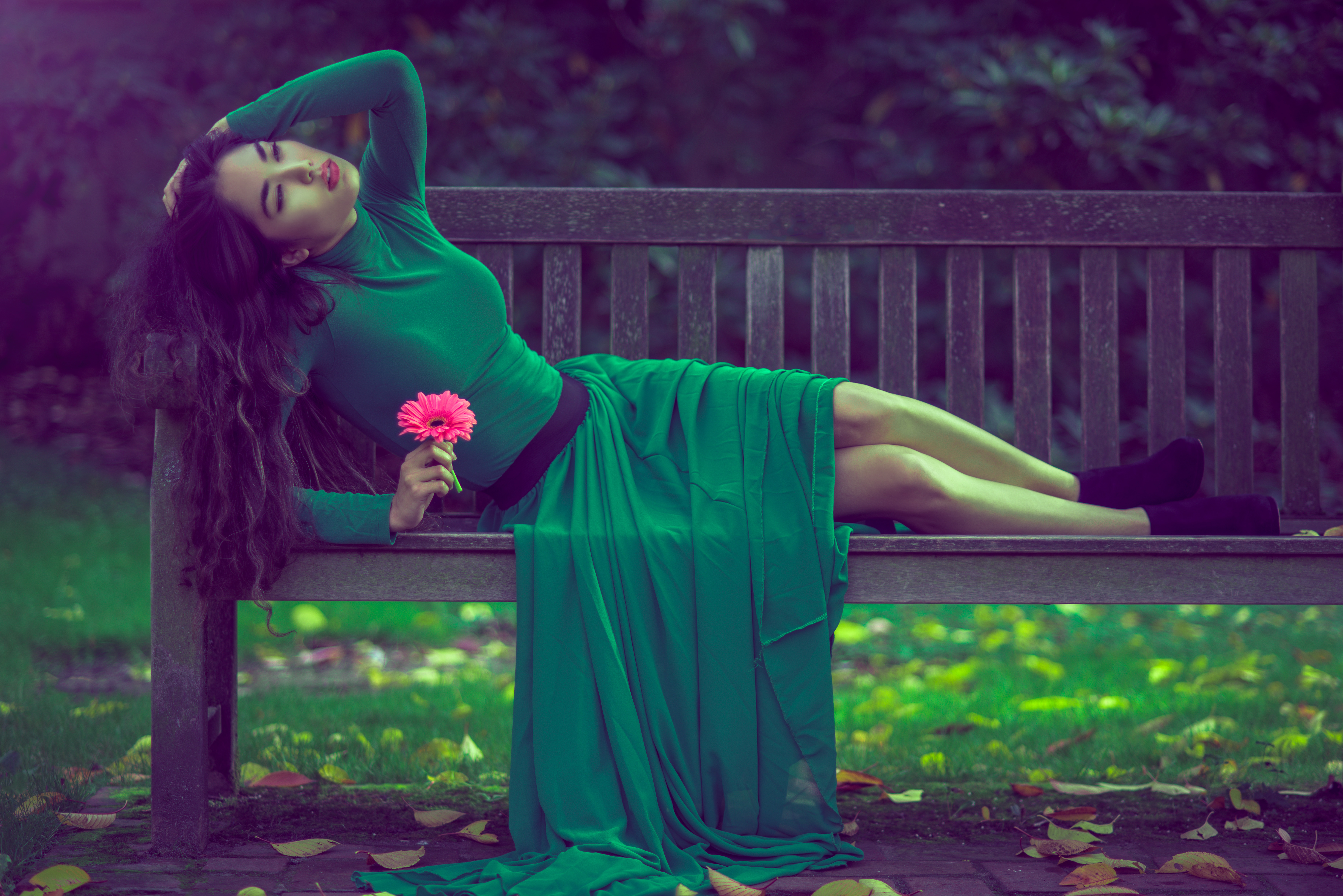 Позирую на фоне. Девушка в платье красивая поза. Позы на фоне цветов. Цветы на скамейке фото. Женский зеленый вверх с цветами.