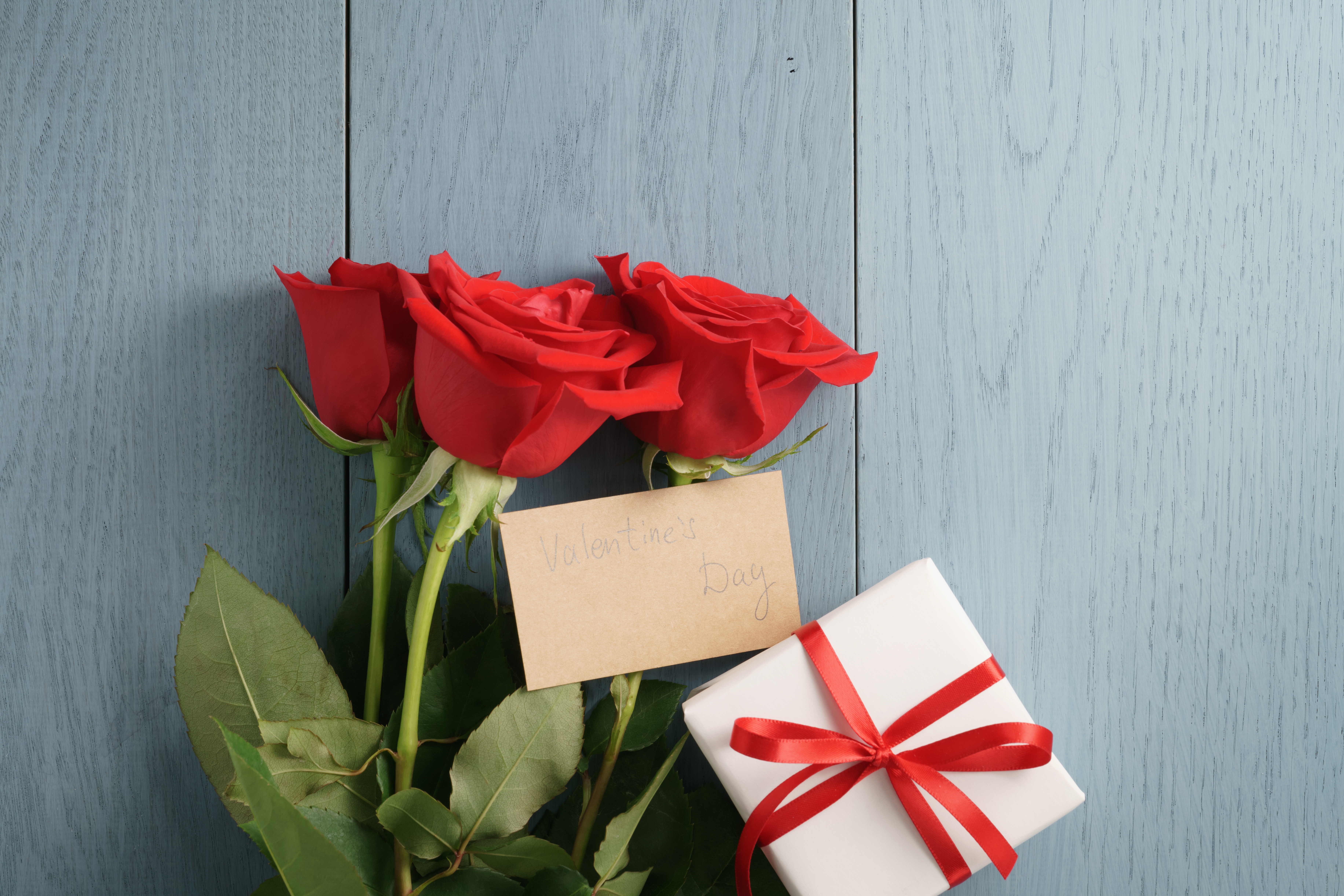 Хочу цветы и подарки. Цветы в подарок. Букет цветов подарок. Красные розы подарок. Цветы и подарок на столе.