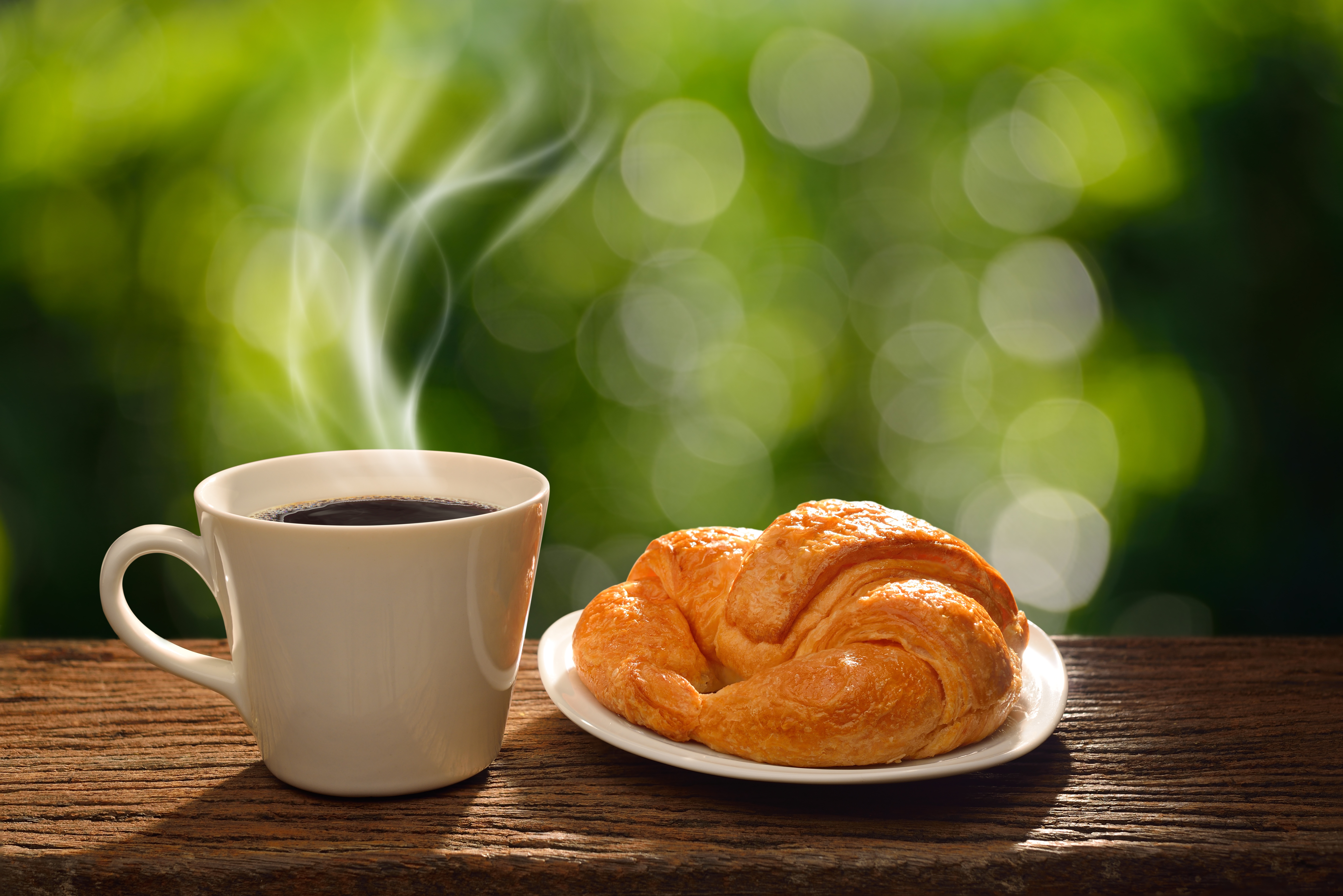 Доброе утречко 2024. Утренний кофе. Доброе утро кофе. Завтрак с кофе. Чашечка утреннего кофе.