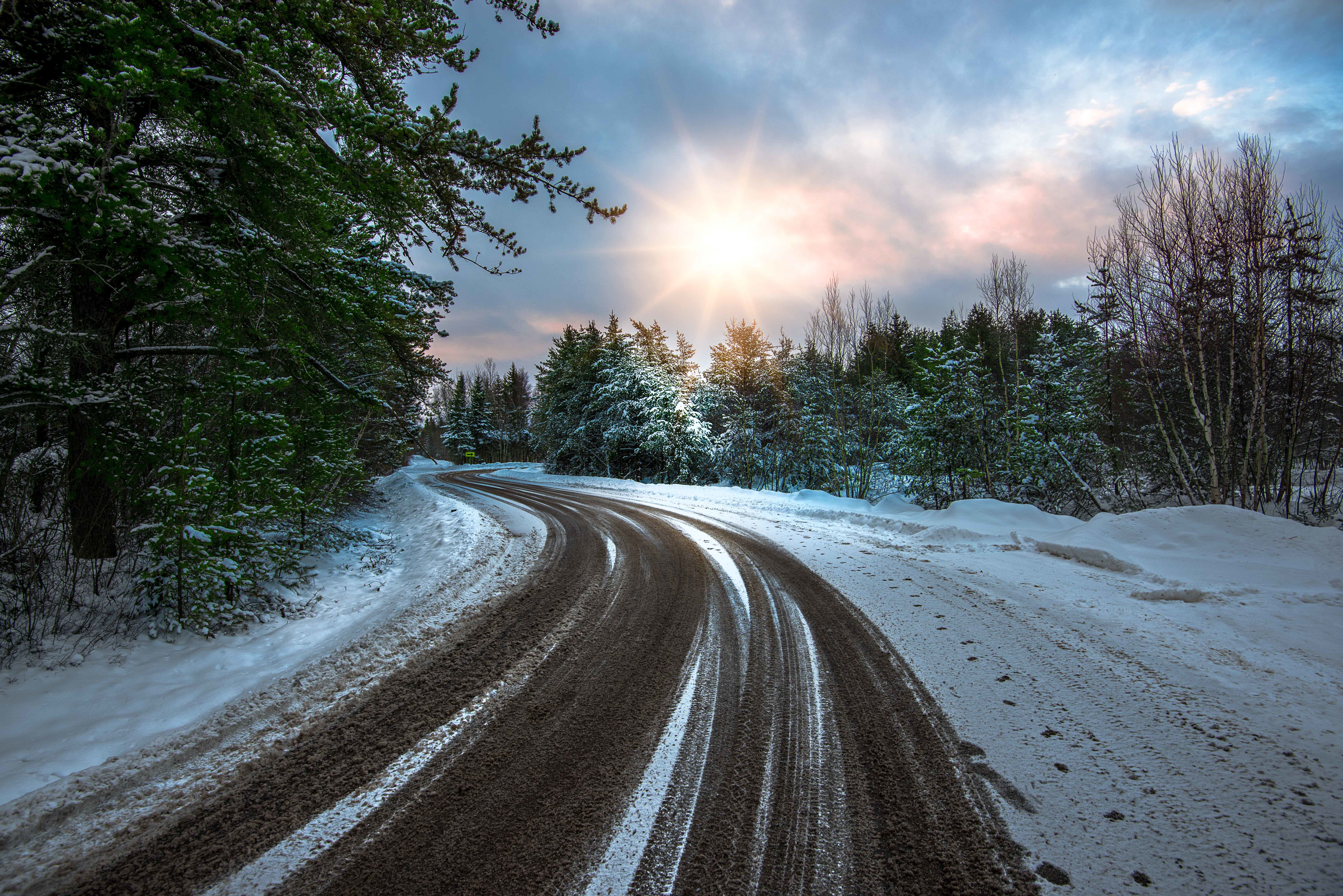 Тема зимней дороги. Зимние дороги. Снежная дорога. Заснеженная дорога. Зимняя трасса.