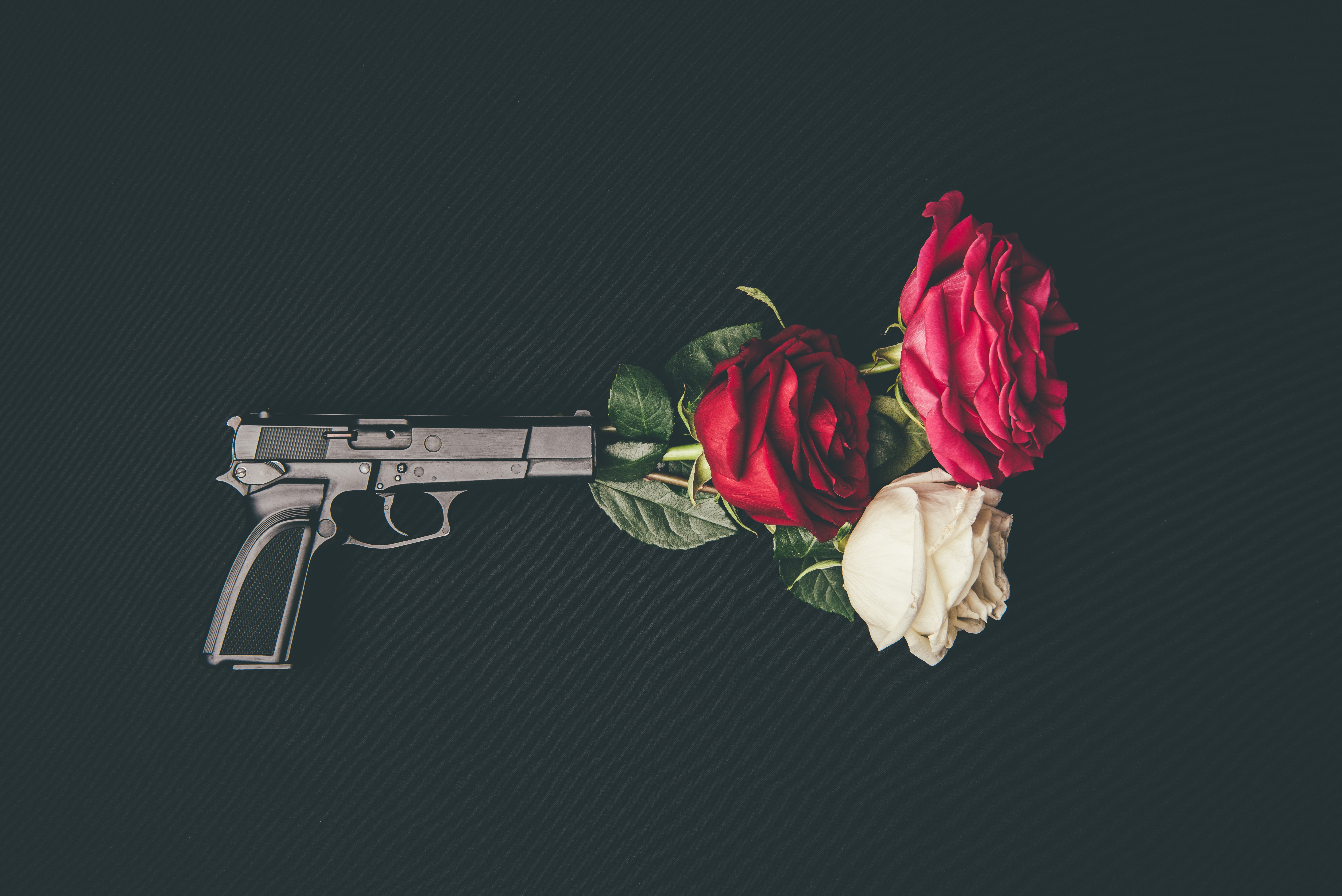 Кайфуй сердце. Оружие и розы. Револьвер и цветы.