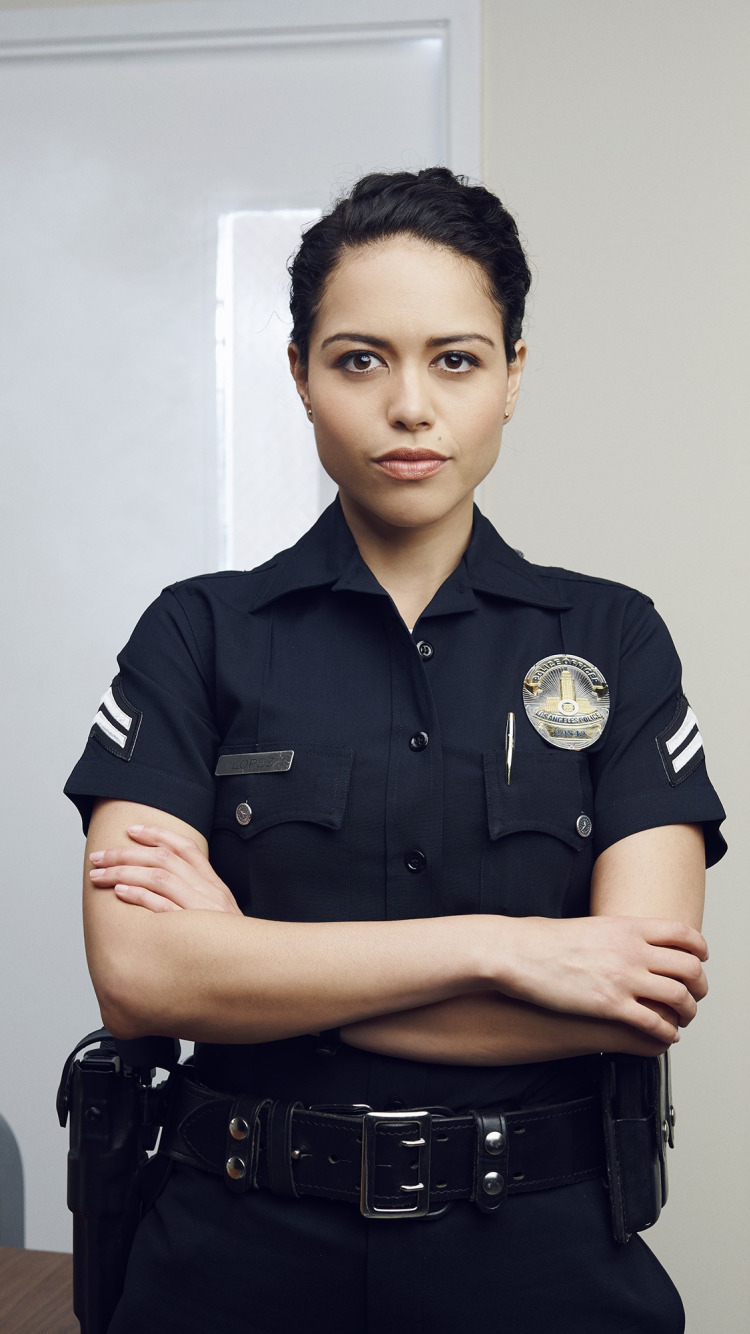 Скачать обои взгляд, поза, сериал, полиция США, Новобранец, The Rookie,  Алисса Диас, Анджела Лопес, раздел фильмы в разрешении 750x1334