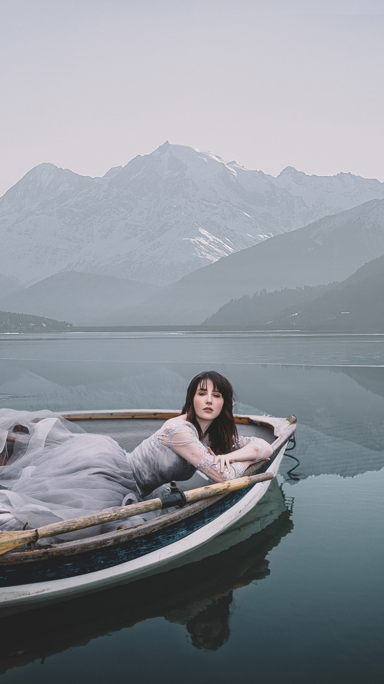 Девушка с озера цзянху. Девушка в лодке. Фотосессия в лодке. Фотосессия в лодке девушка. Девушка в горах у озера.