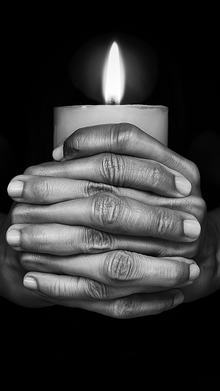 Свеча горит в руке. Свеча в руках. Свеча скорби. Траурная свеча. Скорбная свеча.
