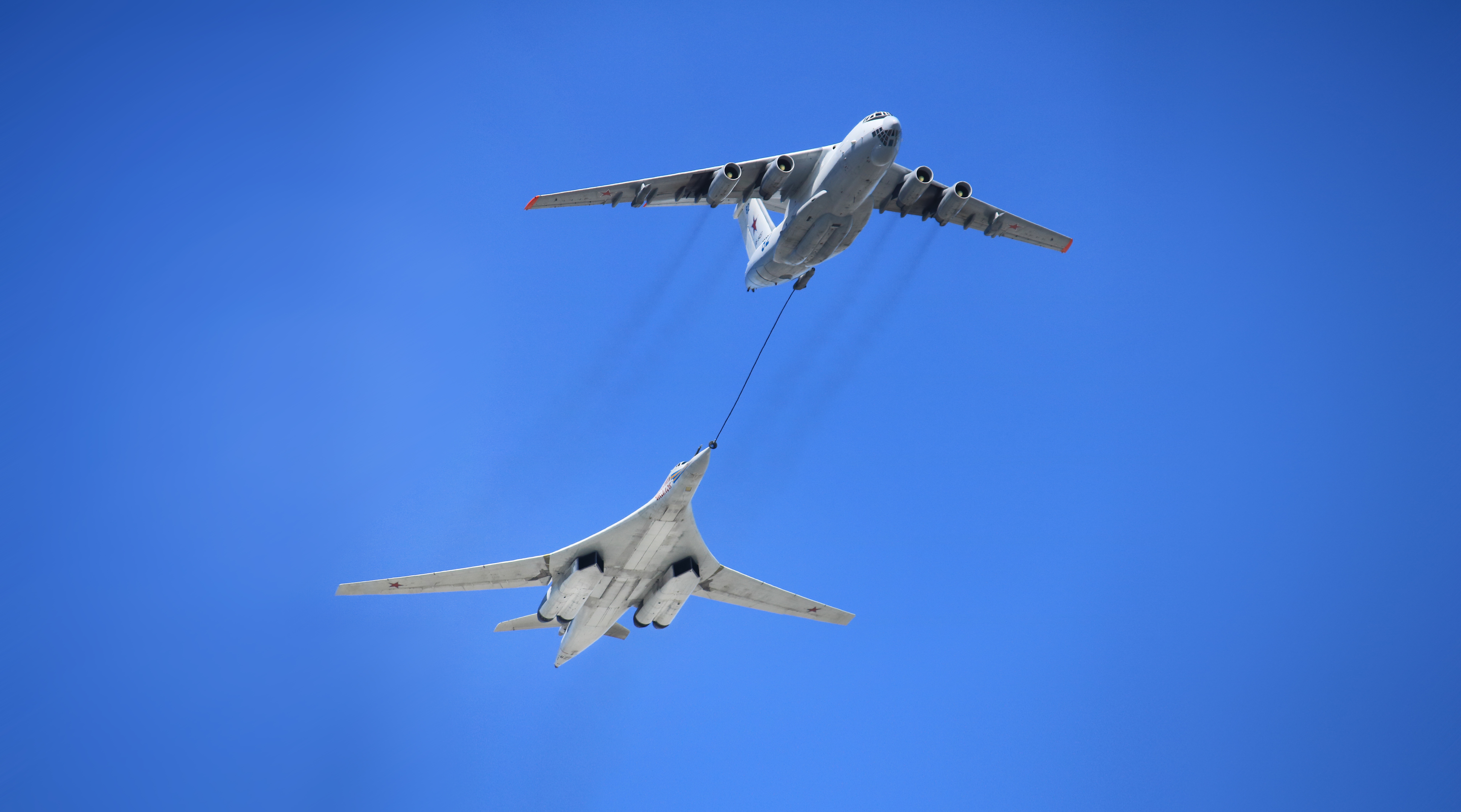 Самолет находящийся в полете преодолевает 205 метров. Ту-160 белый лебедь. Белый лебедь самолет ту 160. Дозаправка в воздухе ту-160. Ил 160 белый лебедь.