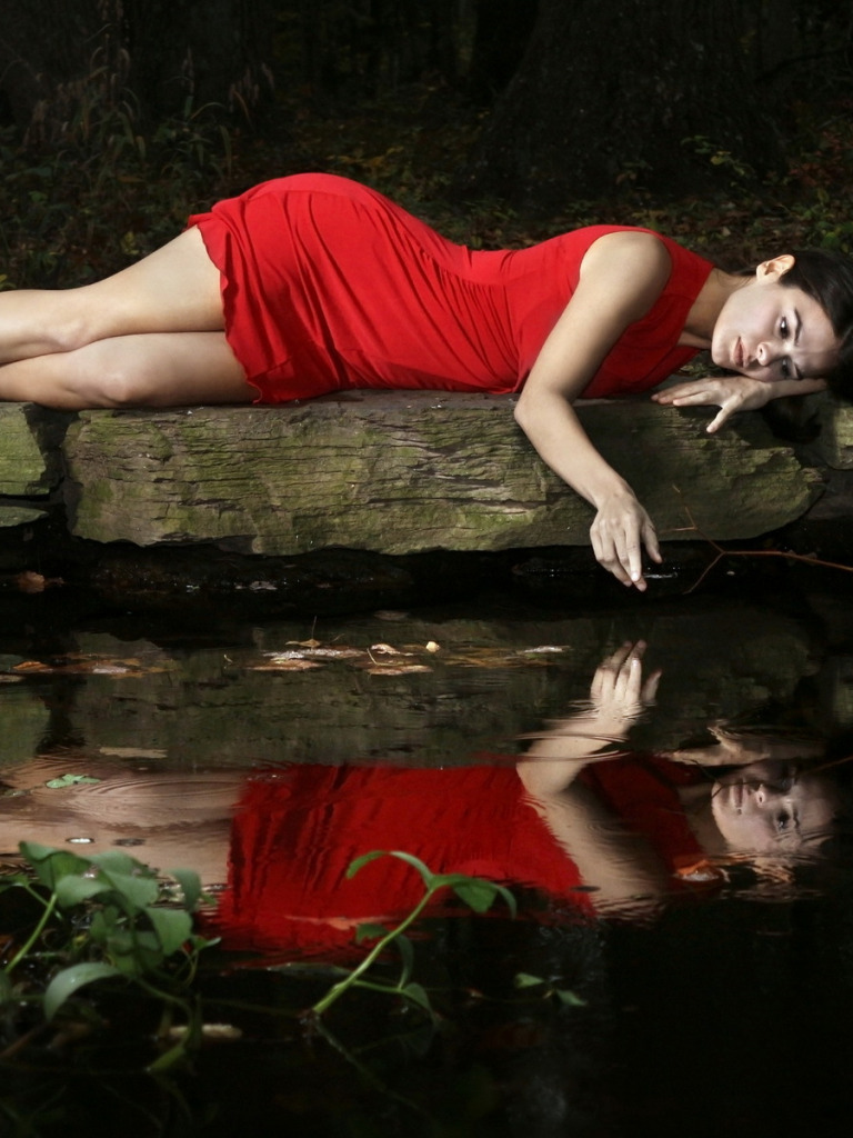 Девушка у озера 2007. Девушка в платье лежит. Девушка в платье лежит на столе. Девушка в платье лежит и позирует. Девушка в платье лежит фото.