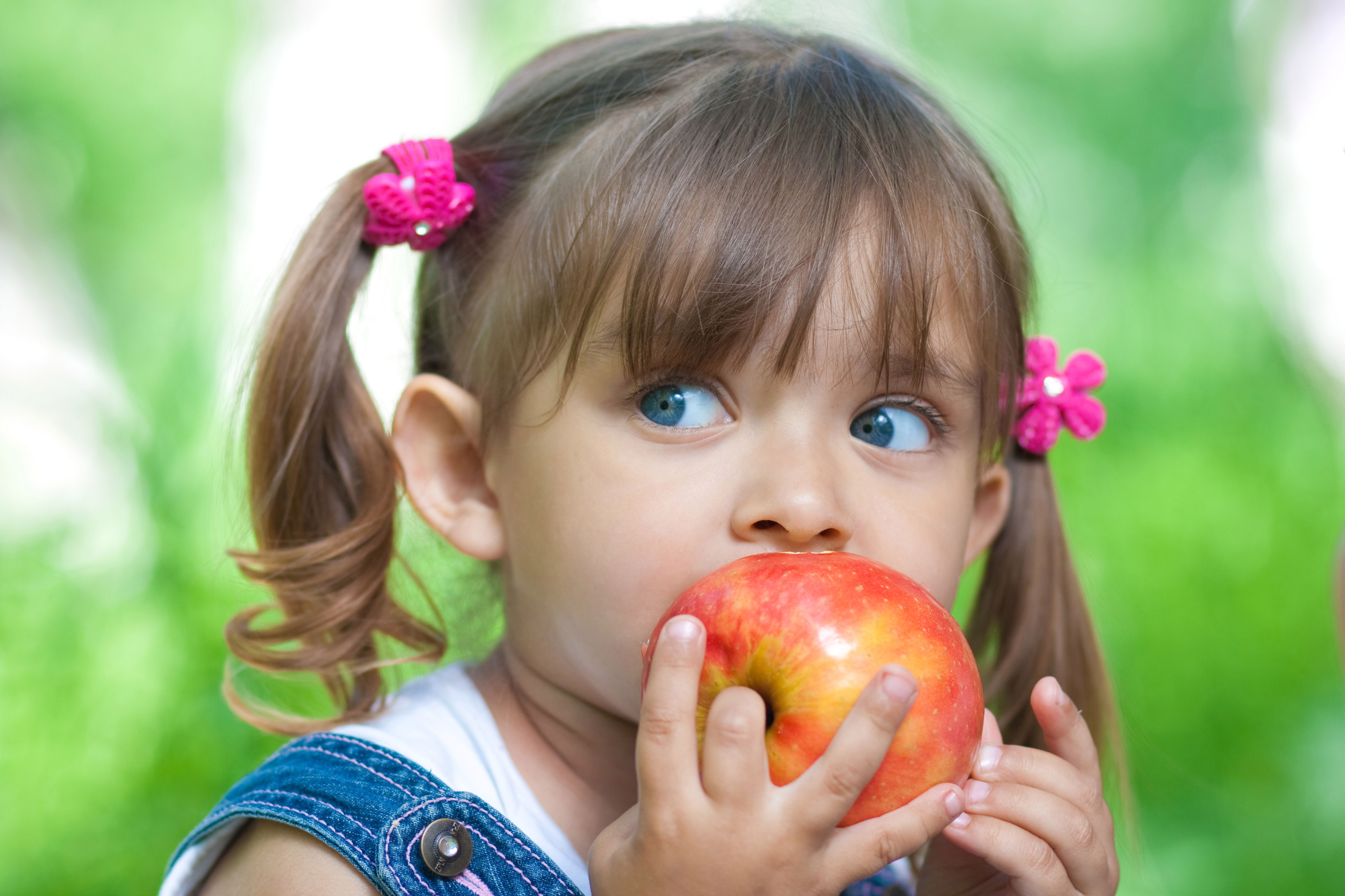 Покажи где девочка. Девочка с фруктами. Девочка с яблоками. Яблоко для детей. Фрукты для детей.