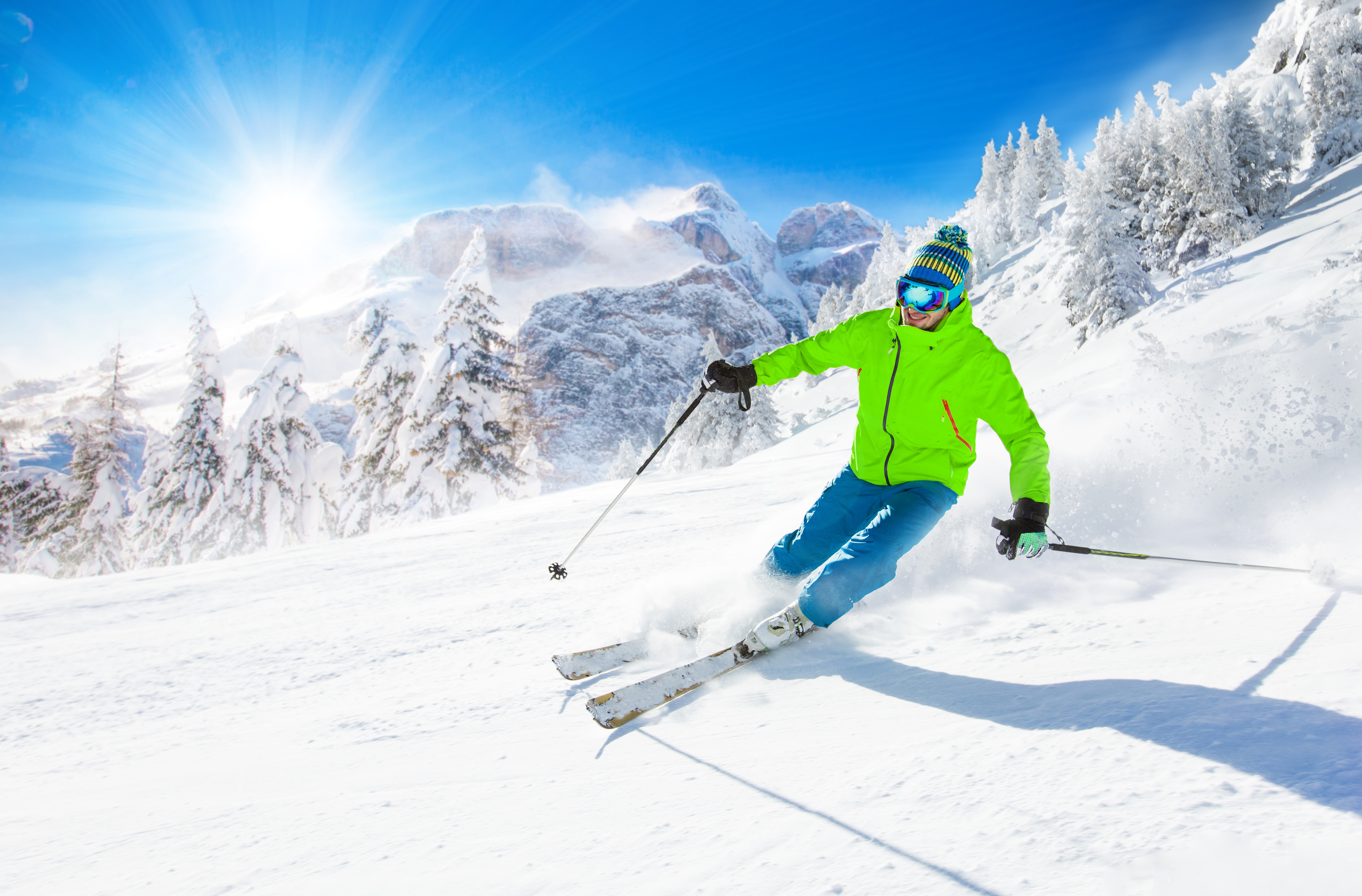 Ski tv. Красная Поляна лыжница. Лыжи спорт. Горнолыжник в горах. Горные лыжи спорт.