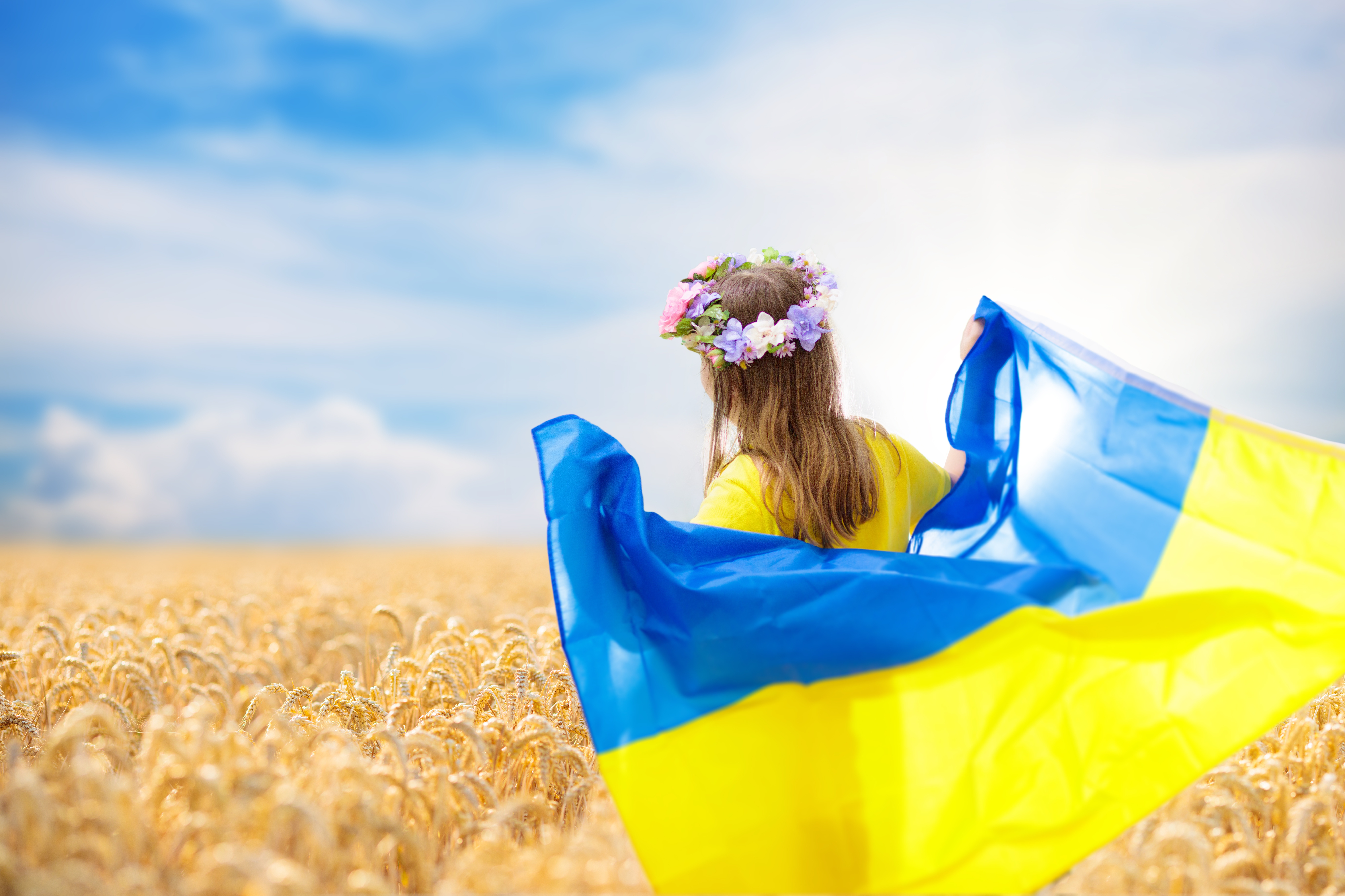 Почему украинский флаг. Флаг Украины жовто блакитный. Красивые Украинки с флагом. Flaf ukraini. Девушка с флагом Украины.