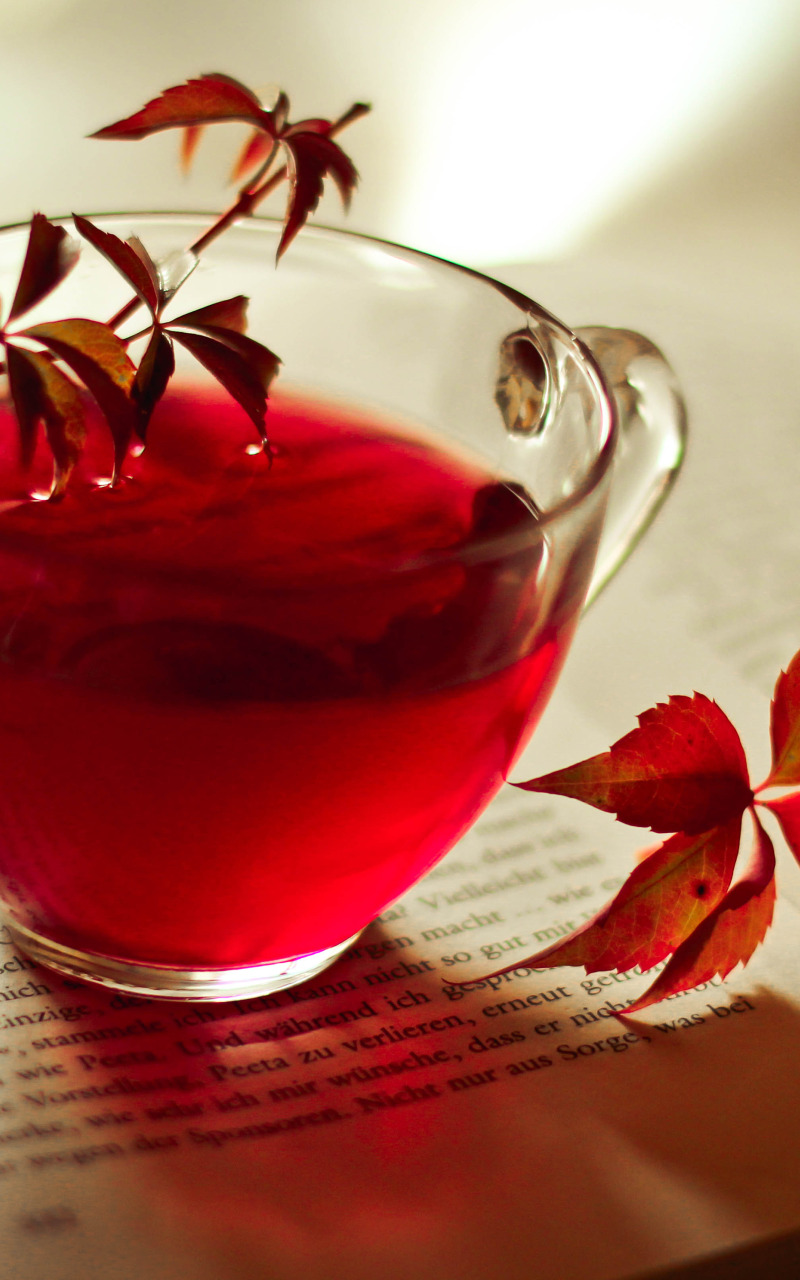 Красный чай в кружке. Красный чай. Чай вишневые листья. Чашка чая каркаде. Красный чай в чашке.