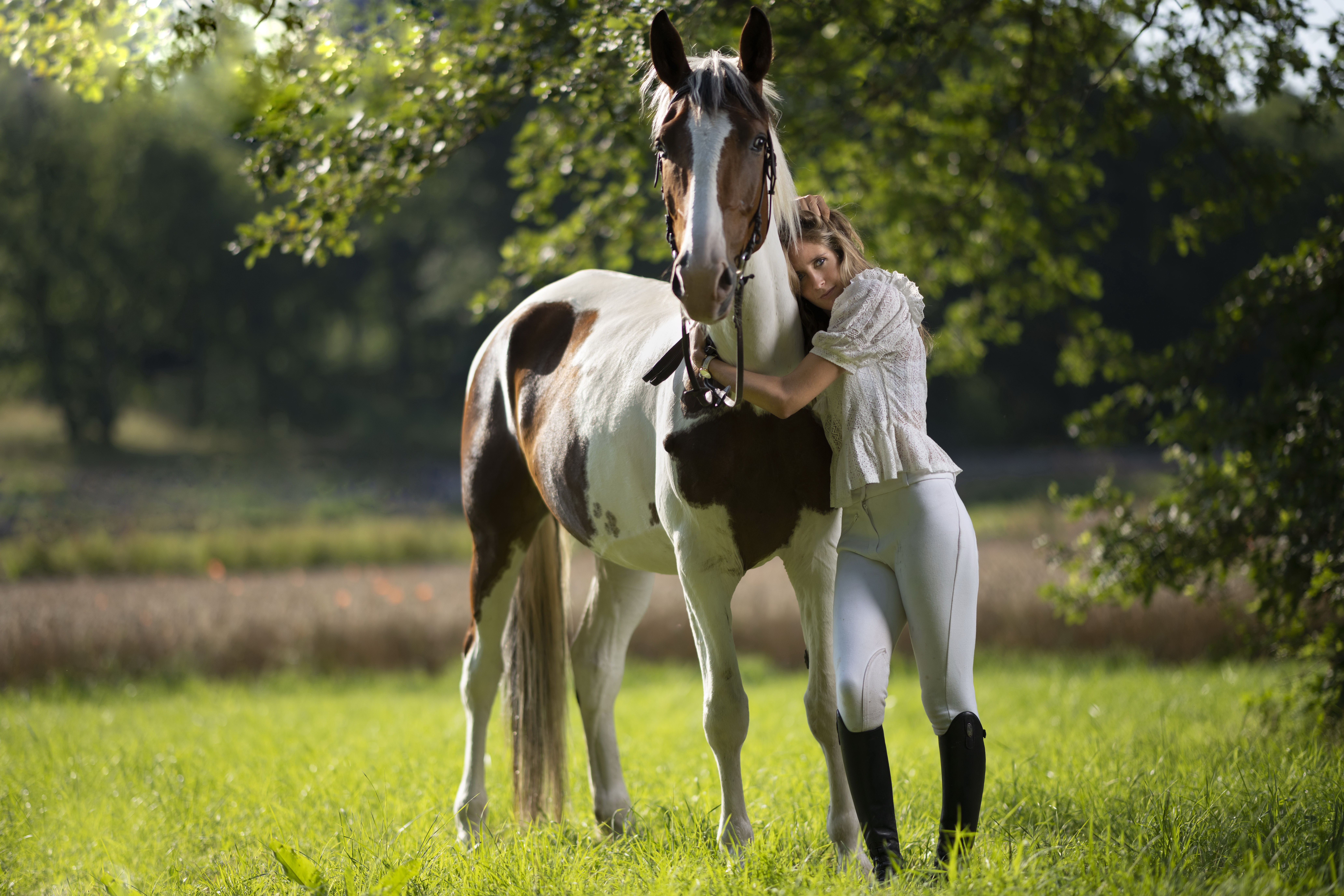 Доверие лошади. Фотосессия с лошадьми. Девушка обнимает лошадь. Девочка на лошади. Девушка с лошадью.