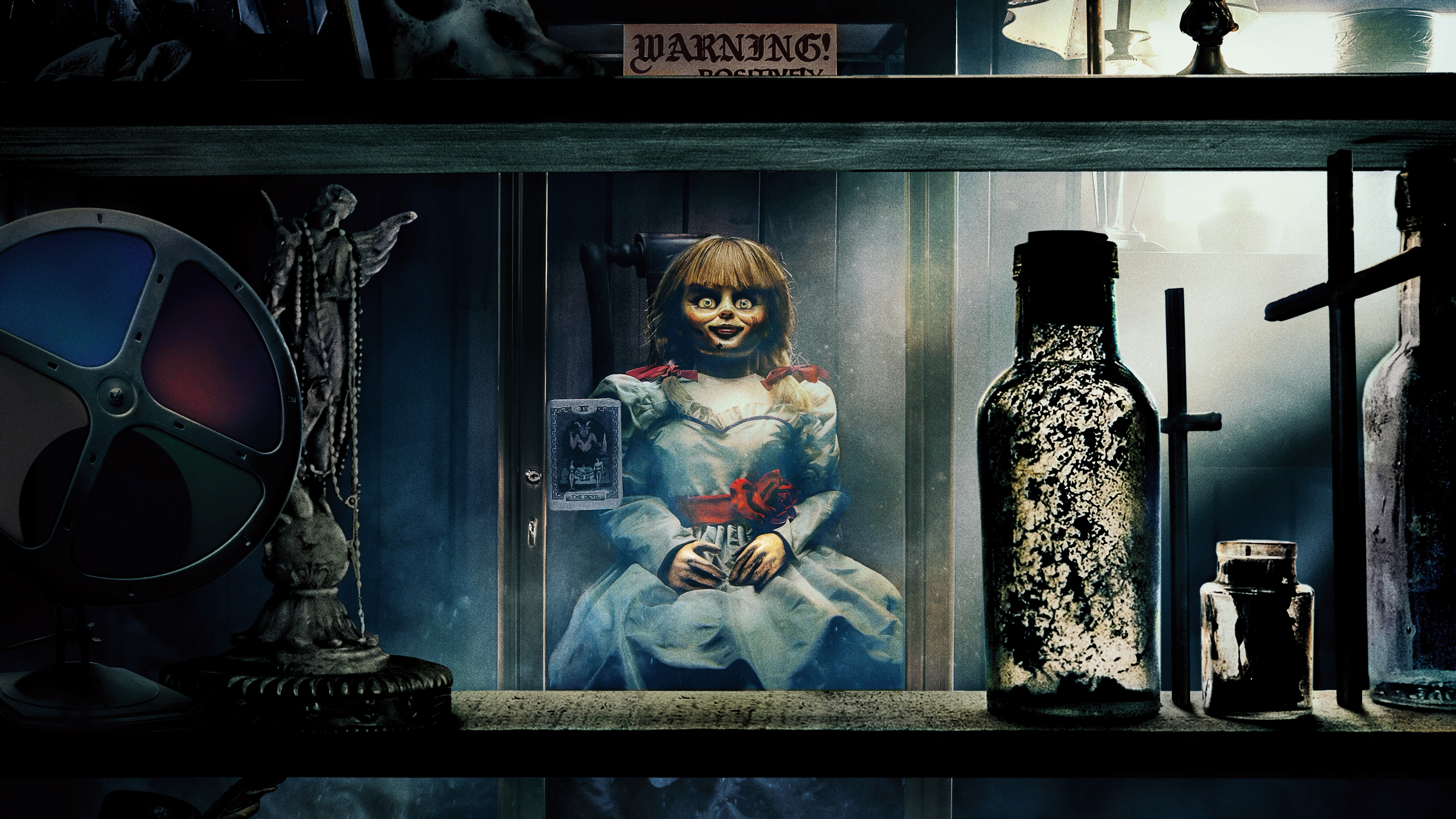 Обои взгляд, стекло, комната, кукла, ужасы, doll, Проклятие Аннабель 3,  Annabelle Comes Home на телефон и рабочий стол, раздел фильмы, разрешение  8275x4655 - скачать