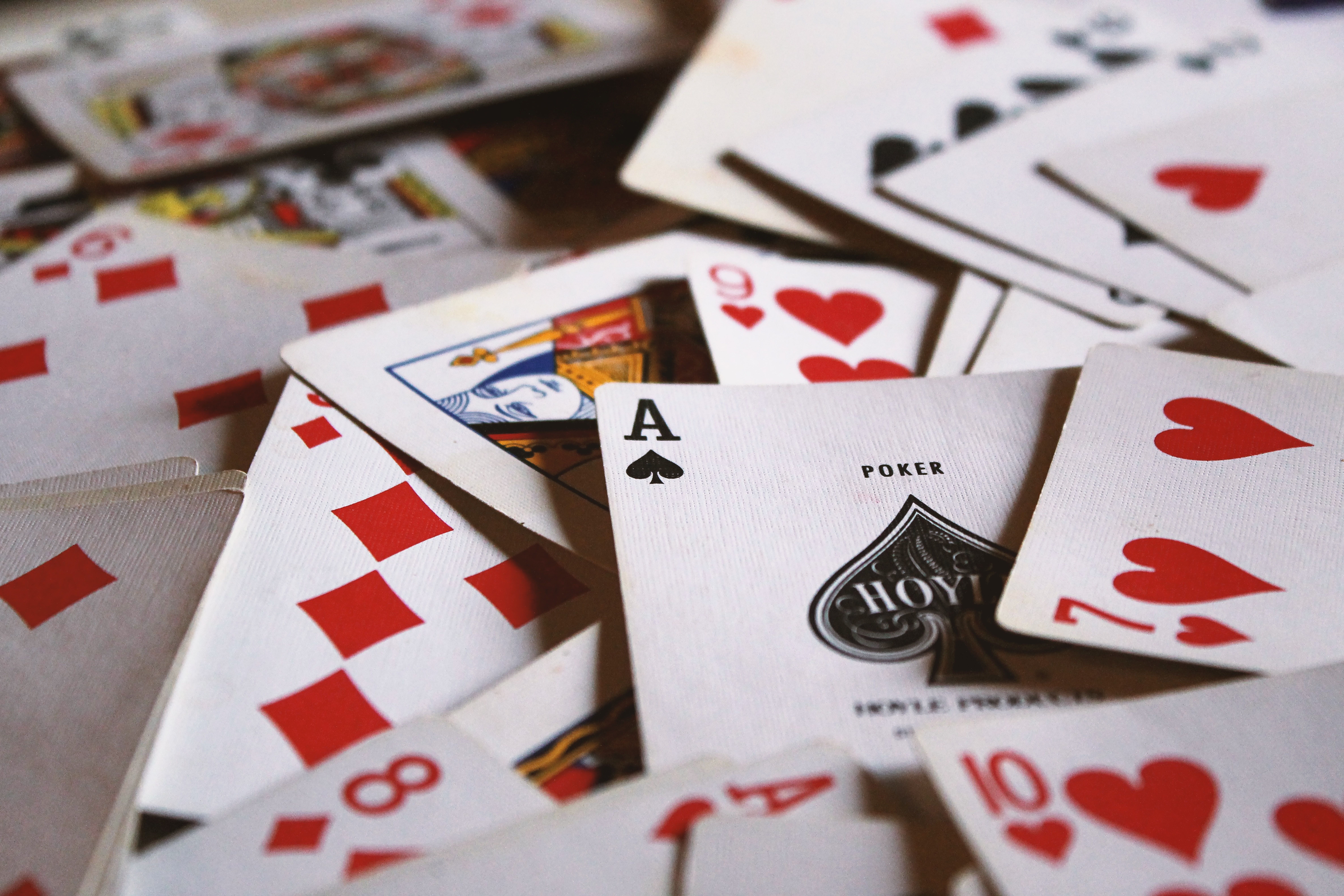 Карточная игра давшая название столу. Игральные карты. Настольная карточная игра. Poker карты. Игральные карты на столе.