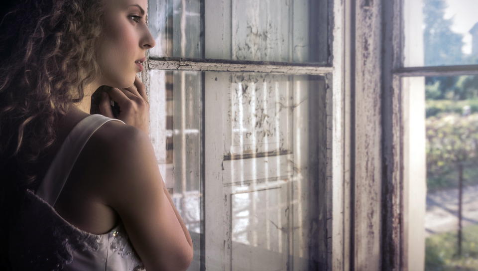 За окном девушка в бежевом платьице слушать. Девушка у окна серые тона. Фото на рабочей стол девушка у окна.