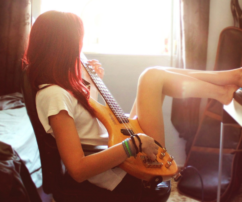 Девушка играет сама. Рыжая девушка с гитарой. Девушка играет на электрогитаре. Рыжие девушки ноги. Японка с гитарой.