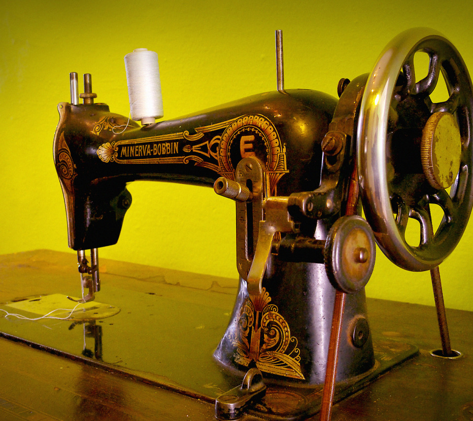 Швейная машинка 394. Швейная машинка Минерва. Старинная швейная машина. Механическая швейная машинка.