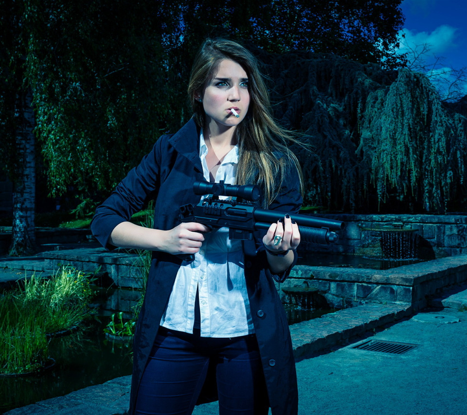 Девушке угрожают пистолетом. Девушка с оружием. Девушка с пистолетом. Девушка с револьвером. Девочка с дробовиком.