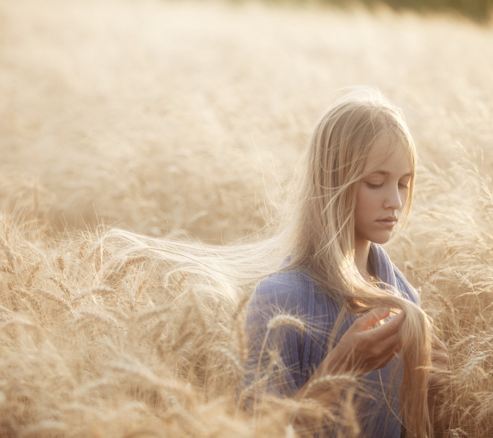 Blonde dreaming. Девушка блондинка. Девушка с пшеничными волосами. Волосы цвета льна. Красивые девушки со светлыми волосами.