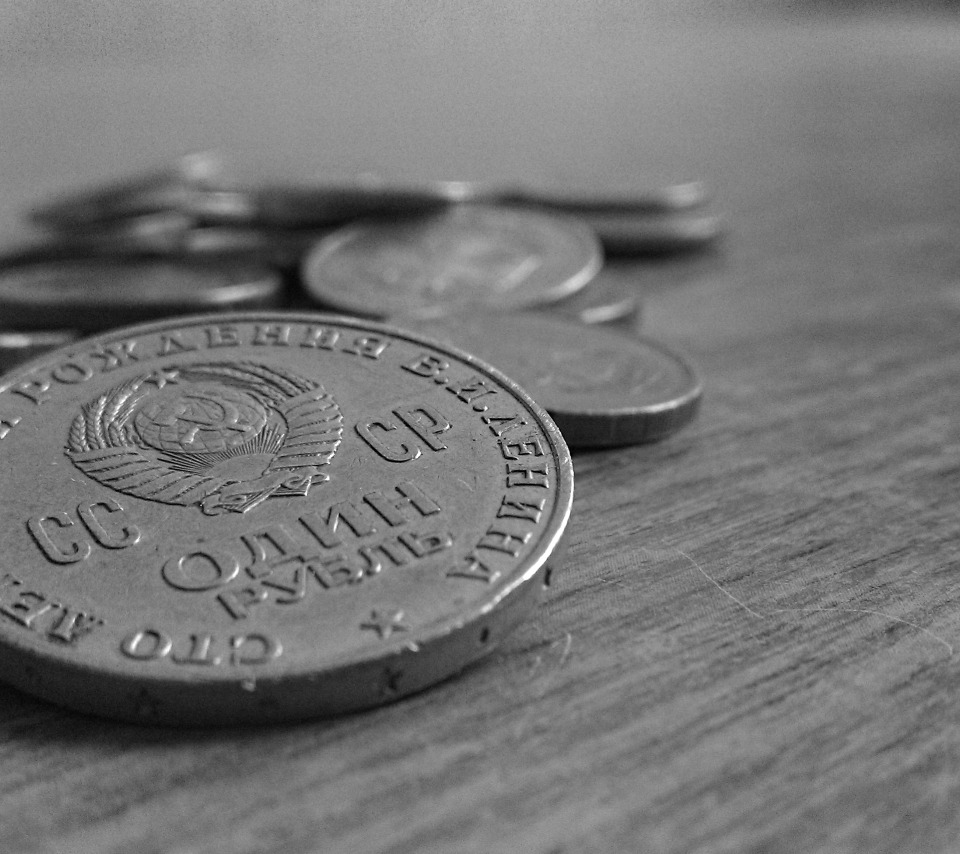 5 монет на столе