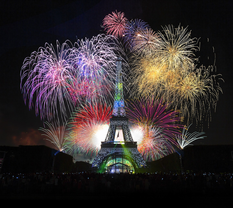 День забора праздник. Эйфелева башня салют. Новогодний салют в Париже. Салют "новогодний". Фейерверк во Франции.