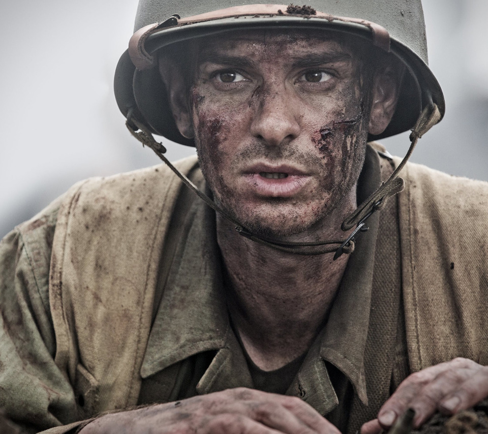 Скачать обои война, солдат, каска, Andrew Garfield, Эндрю Гарфилд, чумазый,  Hacksaw Ridge, По соображениям совести, раздел фильмы в разрешении 960x854