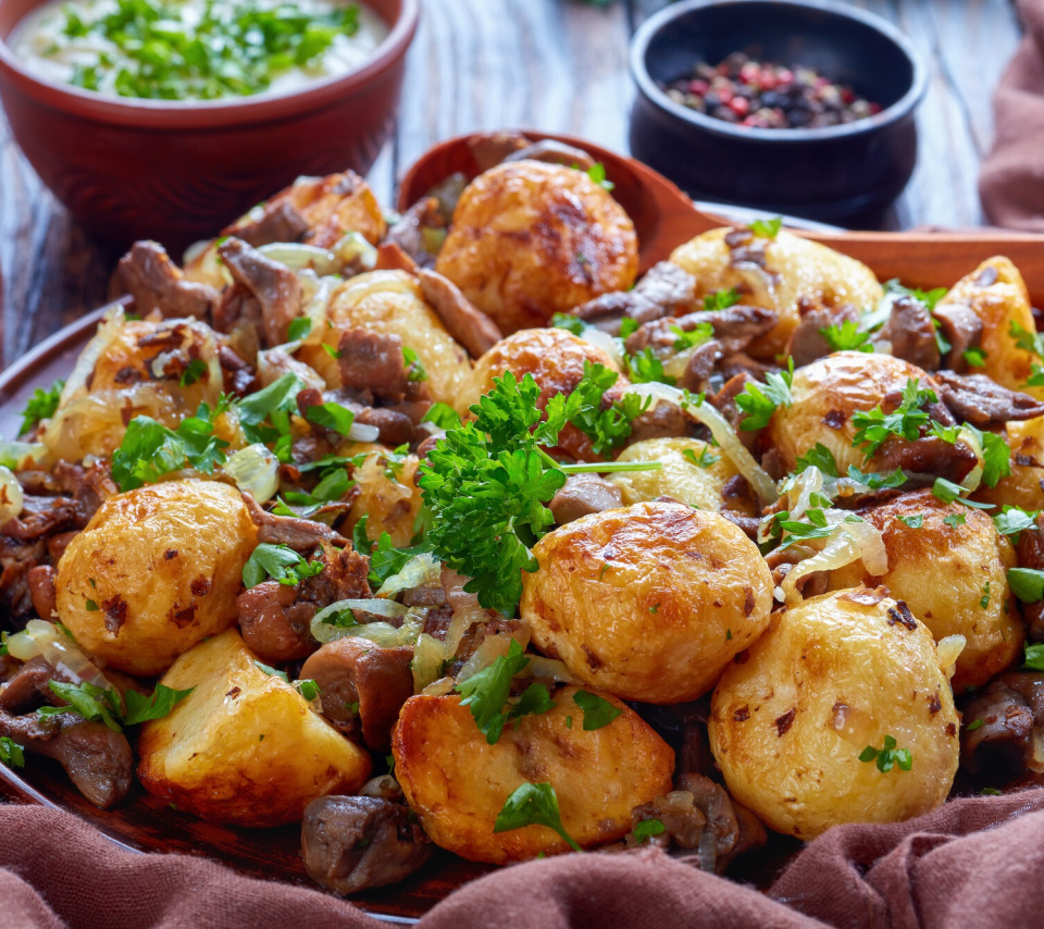 Блюдо картошка грибы мясо. Картофель с грибами. Картошка с мясом. Мясо с грибами. Картофель с мясом и грибами.