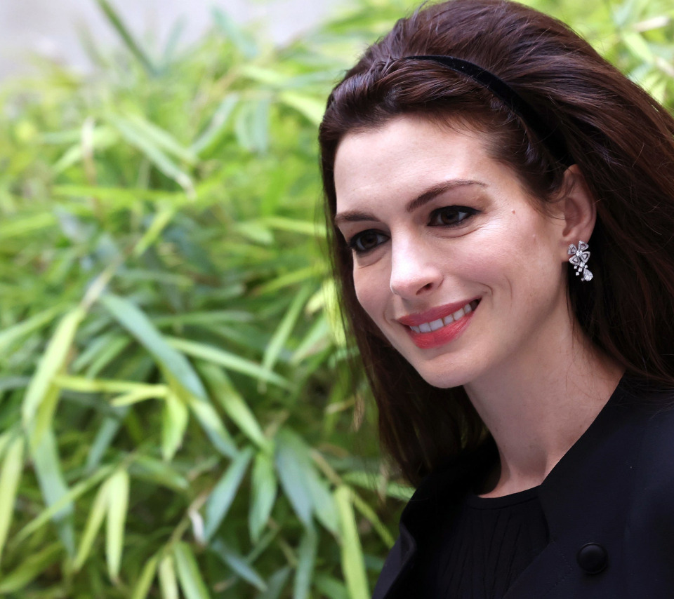 Молодая энн хэтэуэй. Энн Хэтэуэй актриса. Энн Хэтэуэй 2023. Anne Hathaway 2022. Энн Хэтэуэй Возраст.