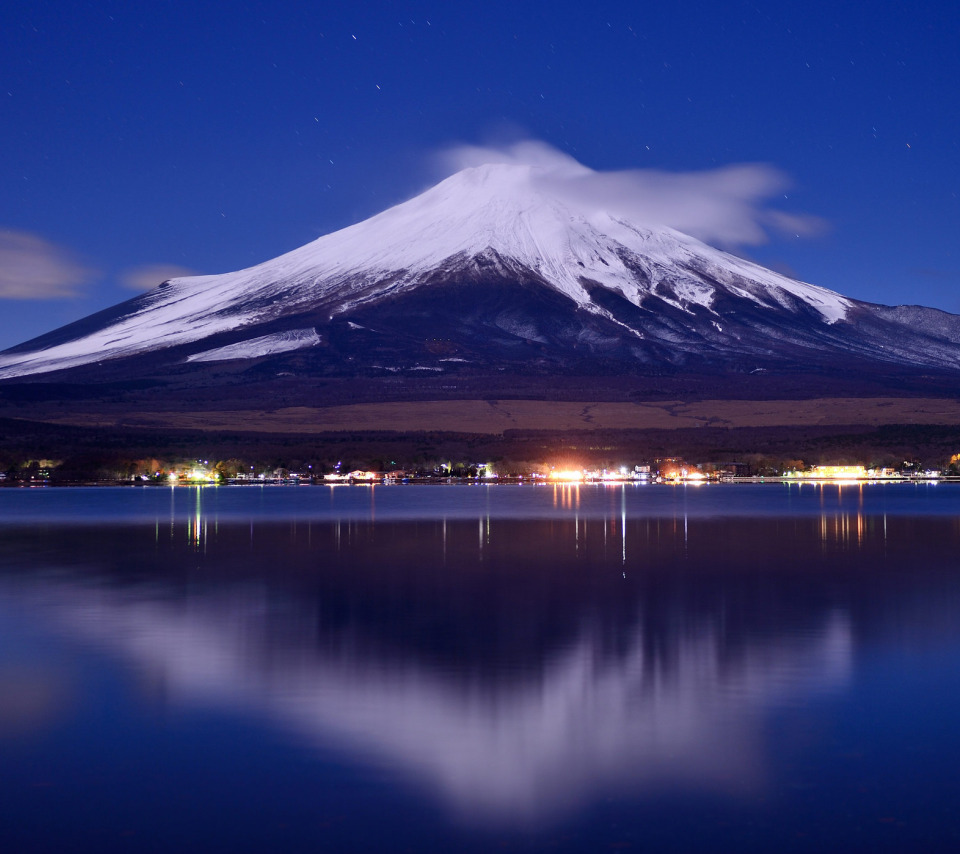 Фудзияма затон. Вулкан Фудзияма. Гора Фудзияма в Японии. Пять озер Фудзи, Япония. Гора Фудзияма в Японии ночью.