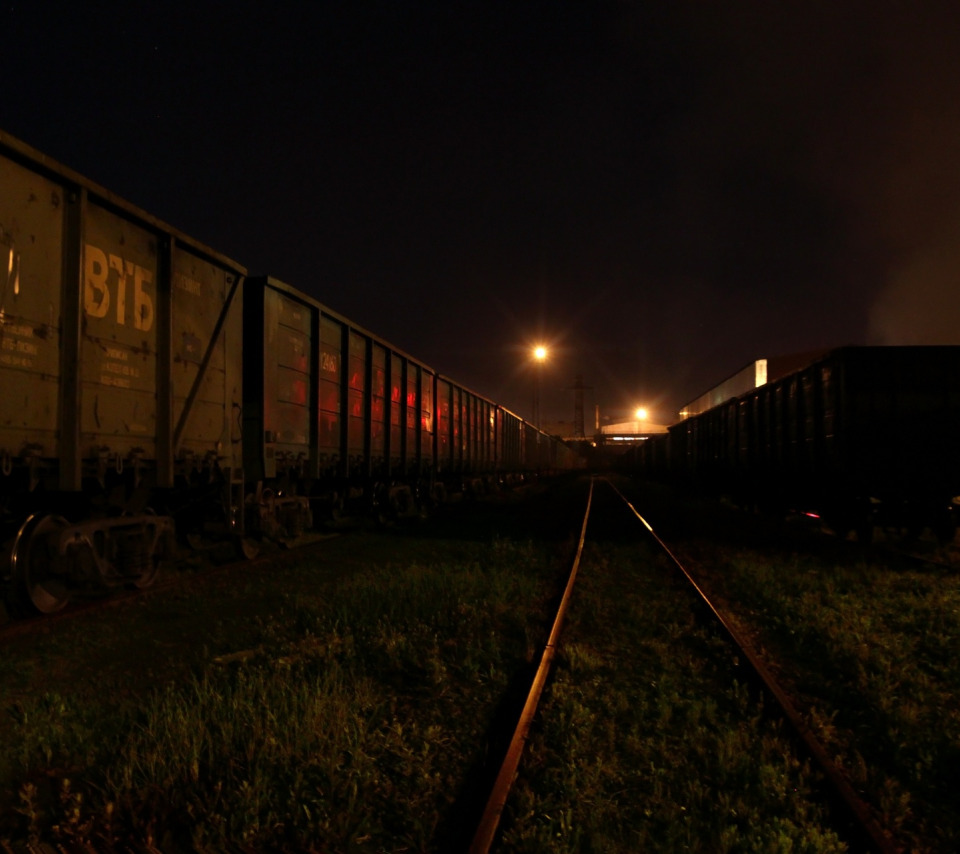 Поезд ночью. Вагон поезда ночью. ЖД вокзал ночью. Ночь вагоны железная дорога.