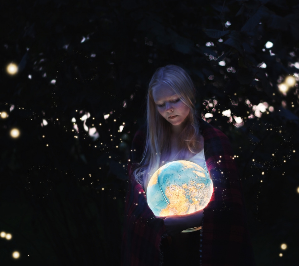 Стихотворение ночью я чинила глобус. Девушка со светящимся шаром. Фотосессия со светящимся шаром. Девушка держит шар. Девушка с шаром в руках.