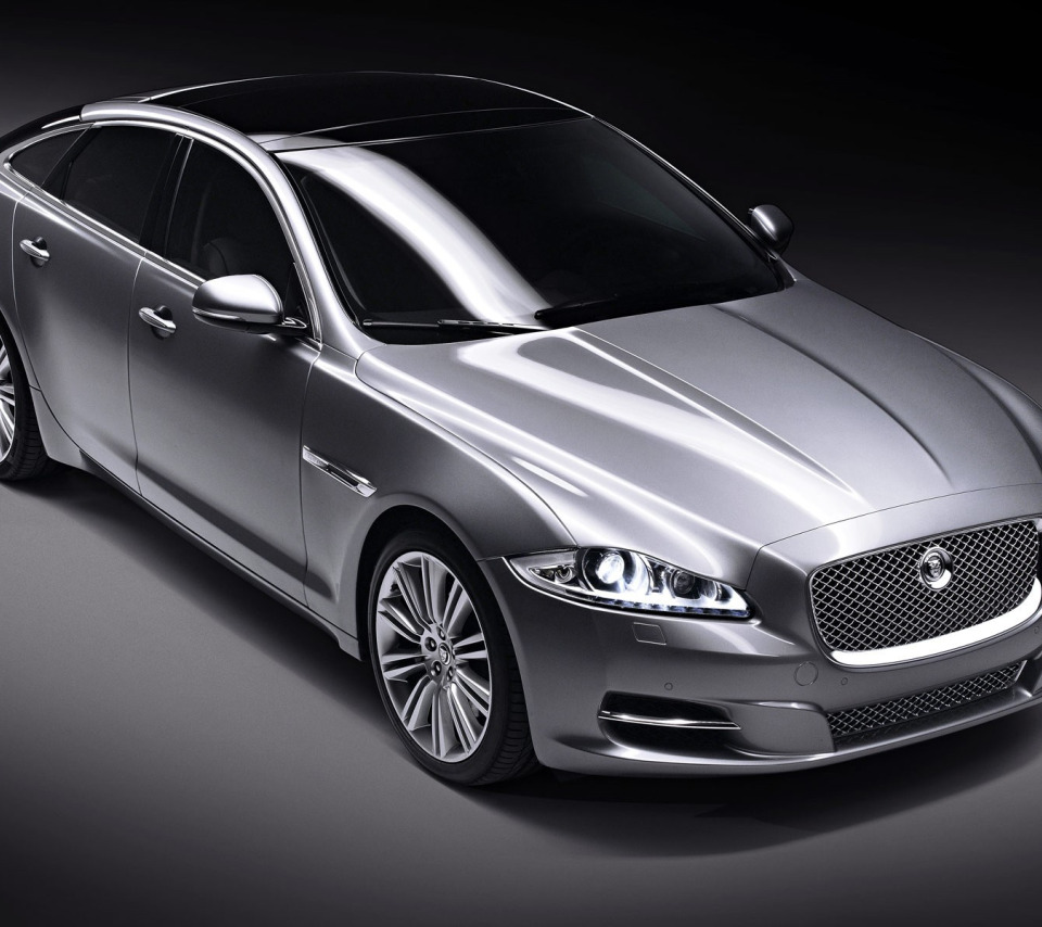 Jaguar XJ 2018 серебро