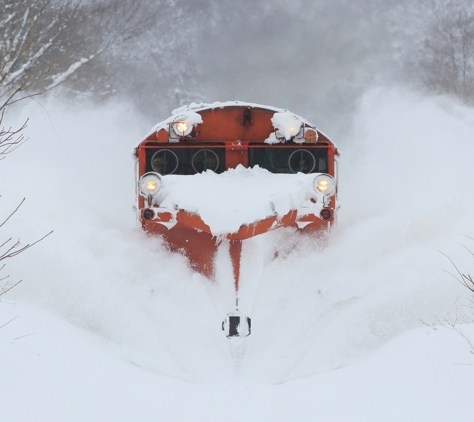 Поезд снежные заносы. Поезд в снегу арт. Локомотив в снегу. Ледяной поезд. Сквозь снег поезд.