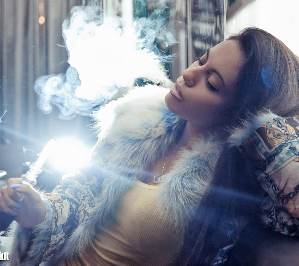 Девушка кайфует видео. Девушка с кальяном в дыму. Красивая девушка в дыму. Девушка курит кальян. Дымная девушка.
