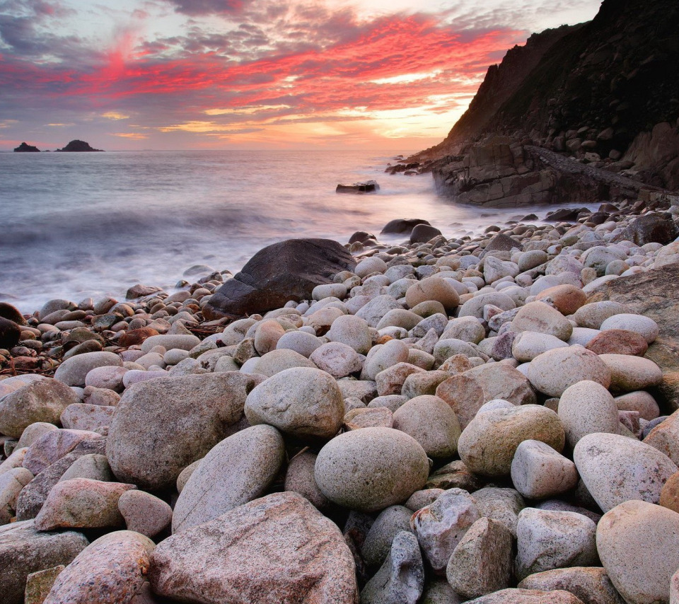 Камни на берегу. Каменный пляж. Камни на побережье. Морское побережье.